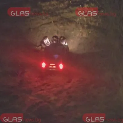 Кола заседна в коритото на Марица в Пловдив СНИМКИ