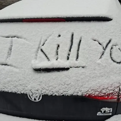 Шега или заплаха: Шофьорка получи стряскащо послание върху колата си в София