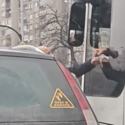 Агресия на пътя! ВИДЕО показа мъж и водач на рейс в схватка на столично кръстовище ВИДЕО
