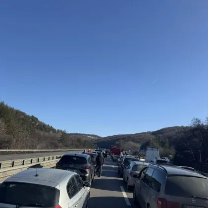 Камион аварира на АМ Хемус, образува се огромно задръстване