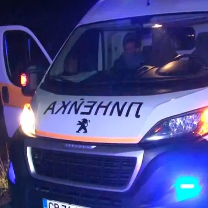 Камион блъсна работник, борят се за живота му