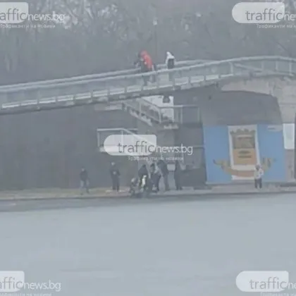 Младо момиче падна от моста на Гребната в Пловдив СНИМКИ