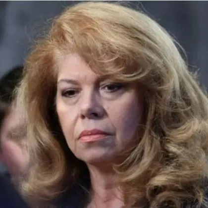 Започнала професионалния си път като журналист развила политическите си възгледи