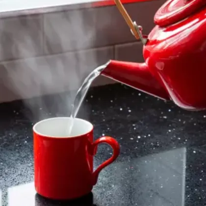 Полезна ли е горещата вода на гладно или е поредният уелнес мит