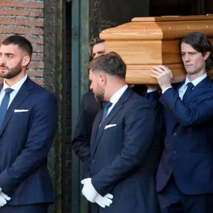 Световни звезди се сбогуваха с &bdquo;императора" на висшата мода ВИДЕО