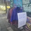 "Имаш нужда от палто? Вземи едно": Блбагородна инициатива зарадва хиляди СНИМКА