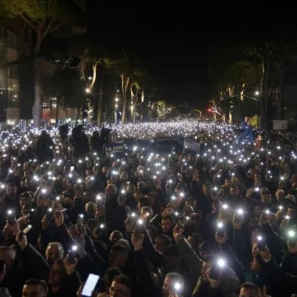 Напрежение и сблъсъци белязаха днешния протест на основната опозиционна Демократическа