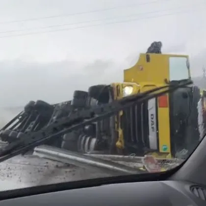 Камион се обърна на АМ Хемус ВИДЕО+СНИМКИ