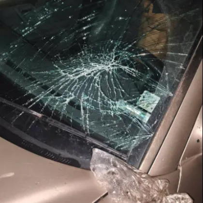 &bdquo;Това е опит за убийство": Торба с вода полетя от блок върху кола в Казанлък СНИМКИ