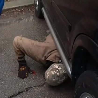 Задигнаха два пъти номерата на кола, столичанин спи под машината, за да я пази