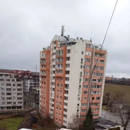 &bdquo;Да не чакаме инцидент!": висящ кабел между блокове плаши столичани