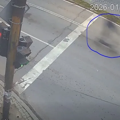 "Камикадзе" с тротинетка прелетя на червено през кръстовище ВИДЕО