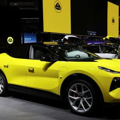 Кралска мощ на ток: Чарлз III подкара електрически SUV, който ускорява като суперкола