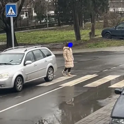 Шофьорка с комби "принуди" момиченце да заобикаля на "зебра" СНИМКИ