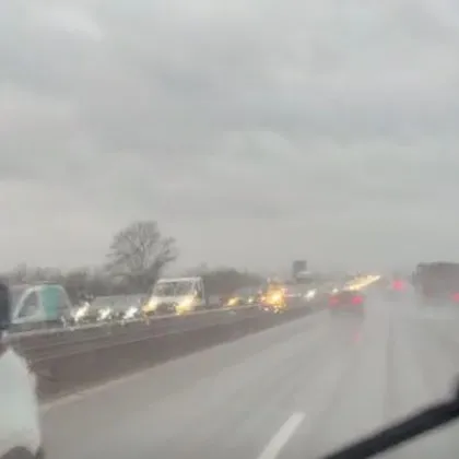 Кола катастрофира на изхода на София, има задръстване ВИДЕО+СНИМКИ