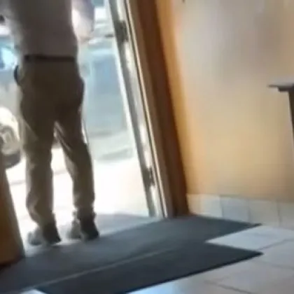 Агенти на ICE опитаха да нахлуят в посолство ВИДЕО