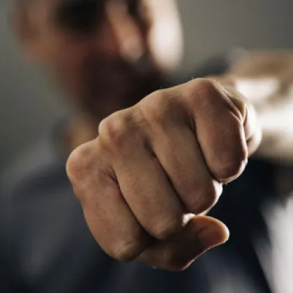 &bdquo;Биеха го до безсъзнание": Разследват охранители след побой във Видин