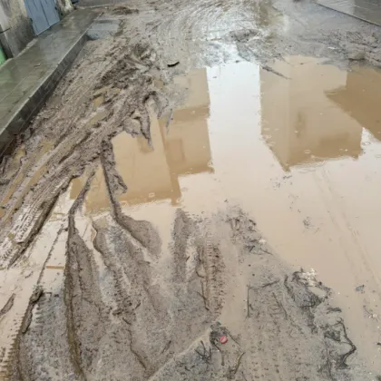 "Моята кочина на село изглежда 100 пъти по-добре": Гняв срещу кална улица в Асеновград