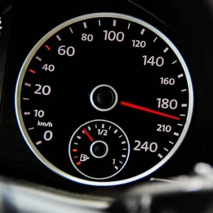 Шофьор превиши скоростта с 1 км/ ч, но отнесе брутална глоба от 2800 евро