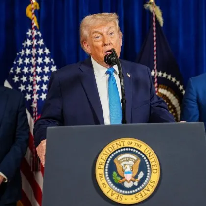 Президентът на САЩ Доналд Тръмп изглежда се дистанцира от противоречиви