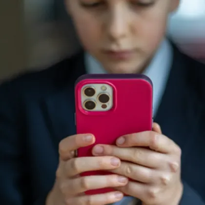 Франция взе решение да ограничи достъпа до социални мрежи на