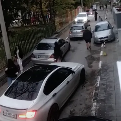 Жители на Асеновград са бесни от родителите които оставят децата