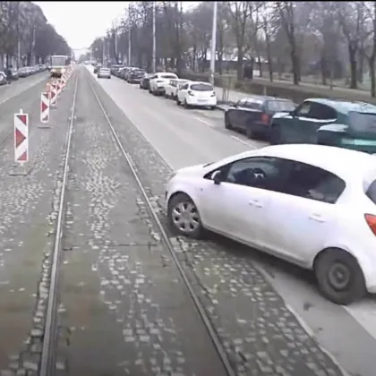 Инцидент между трамвай и кола в София ВИДЕО