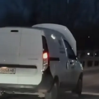 Автомобил на Български пощи бе заснет в куриозна сцена