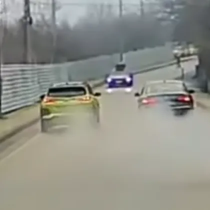 На косъм от челен сблъсък: Шофьор даде газ, докато го изпреварват ВИДЕО