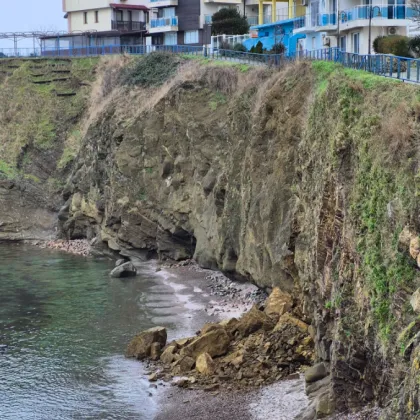 Паднали скални късове на малка ивица до морето в Ахтопол