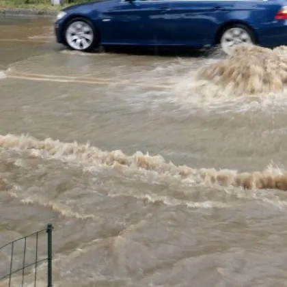 Заради наводнен пътен участък временно е ограничено движението по пътя