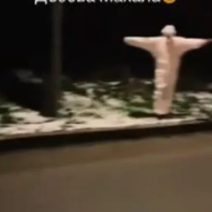 Плашещо! "Призрак" се появи на път, камъни летят по коли