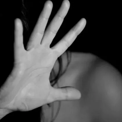 Софиянец заплаши да хвърли от прозореца приятелката си, преби сина си