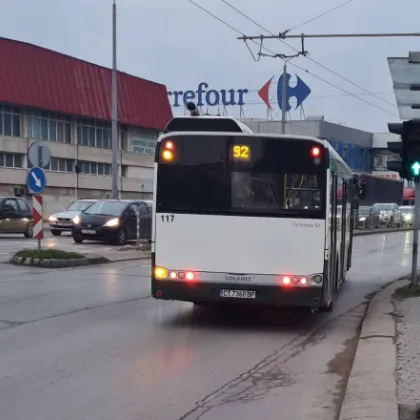 Врата на рейс затисна ръката на жена, замалко да заклещи детето ѝ