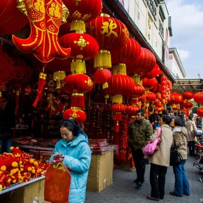 Продавачи на морски дарове на пазар в Шанхай не разпознали