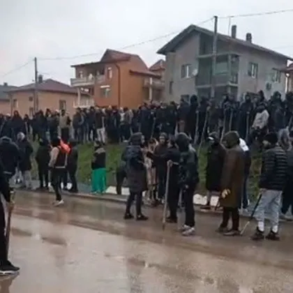 Напрежение в Буковлък: роми с палки и лопати, полицията затвори входовете и изходите ВИДЕО