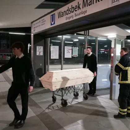 Пътникът който е бил повлечен от непознат пред идващото метро