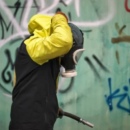 Заловиха младежи, рисували графити по трамвайна спирка в София