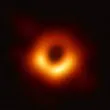 Първата заснета черна дупка направи нещо невероятно и невиждано досега СНИМКА