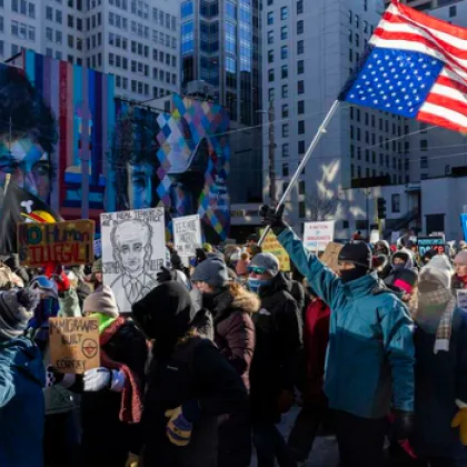 Хиляди демонстранти изпълниха днес улиците на Минеаполис а студенти от