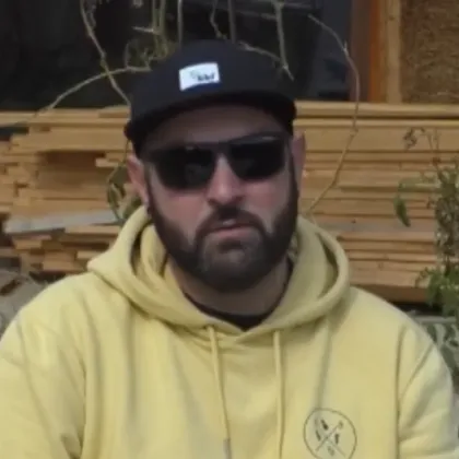 Младо семейство замени живота в града за сламена къща с глинена мазилка на село