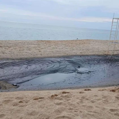 Замърсяване с отработен нефтопродукт най вероятно мазут е установено тази сутрин