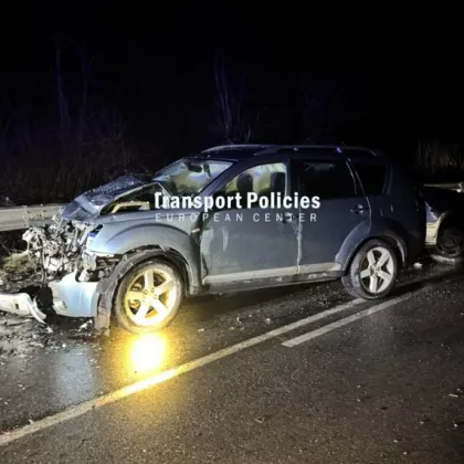 Трима души са в болница след катастрофа станала на пътя