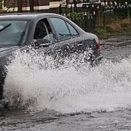 Скъсана водопроводна тръба предизвика наводнение на малка улица в квартал
