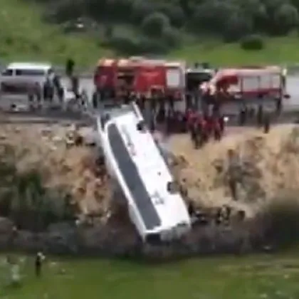 Автобус се обърна на завой, има жертви и много ранени ВИДЕО