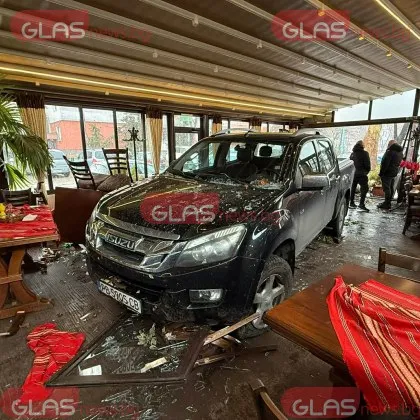 Джип се вряза в ресторант в Пловдив, жена е ранена СНИМКИ