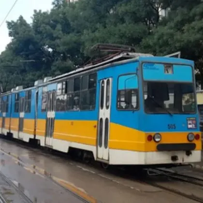 Лек автомобил и трамвай са се ударили на кръстовище в