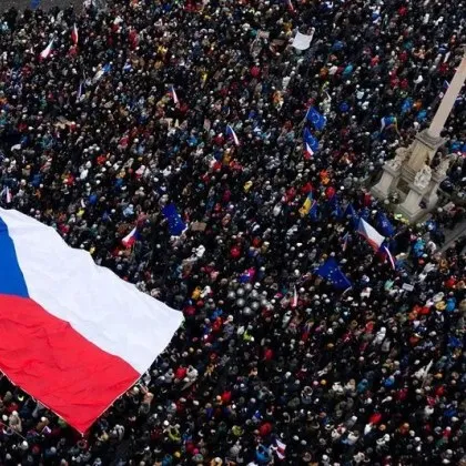 Десетки хиляди демонстранти в Чехия излязоха по улиците за да