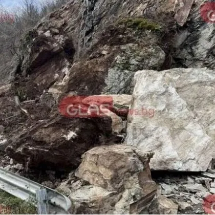 Скали се свлякоха в Кресненското дефиле, движението е затруднено