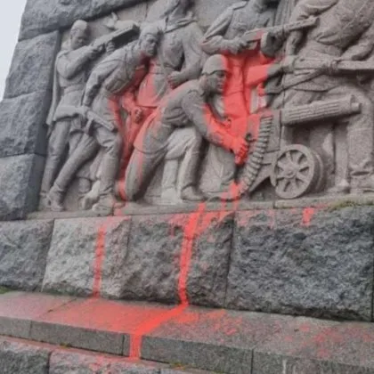 Паметникът Альоша в Пловдив осъмна залят с червена боя за
